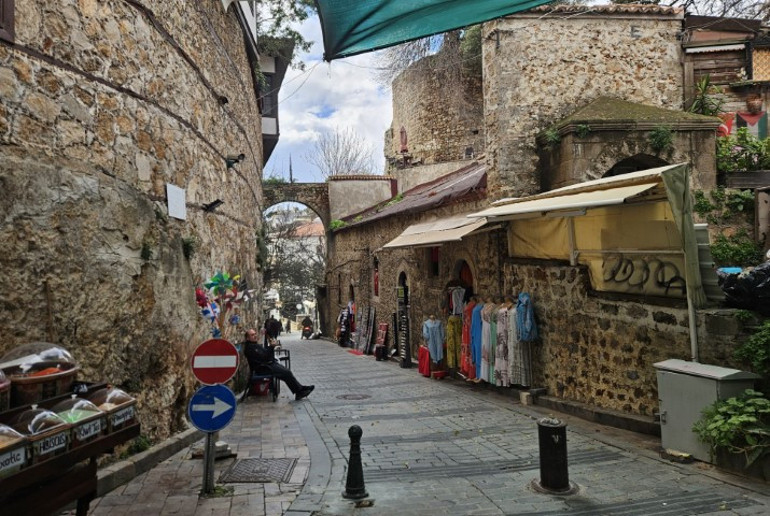 İş yerlerinden sökülmesi için kurul karar alınmıştı | Uygulama başladı; esnaf Venediki örnek gösterip çözüm talep etti