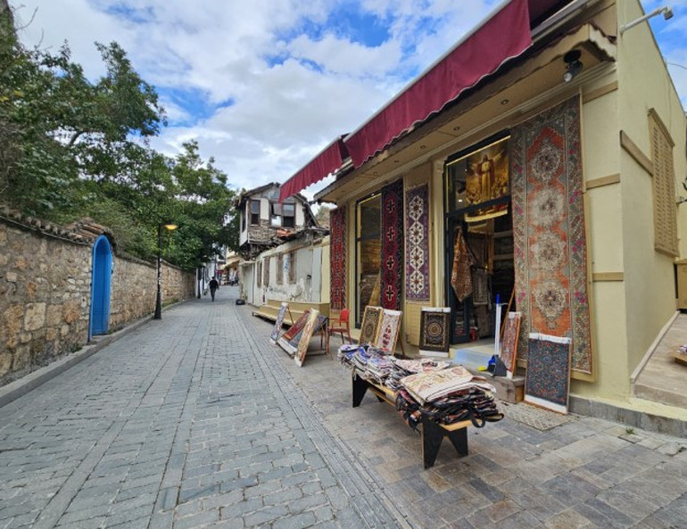 İş yerlerinden sökülmesi için kurul karar alınmıştı | Uygulama başladı; esnaf Venediki örnek gösterip çözüm talep etti