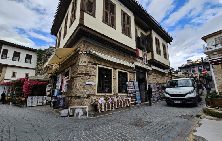 İş yerlerinden sökülmesi için kurul karar alınmıştı | Uygulama başladı; esnaf Venediki örnek gösterip çözüm talep etti