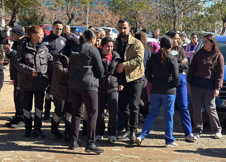 Antalyada nöbetten çıkan anestezi teknikeri otomobilinde ölü bulundu Eşi fenalık geçirdi