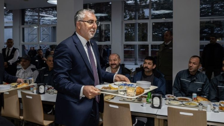 Çalışma ve Sosyal Güvenlik Bakanı Işıkhan, iftarını işçilerle yaptı