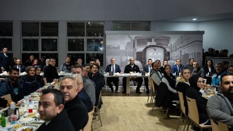 Çalışma ve Sosyal Güvenlik Bakanı Işıkhan, iftarını işçilerle yaptı