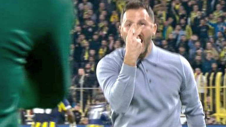 Kadıköyde hakeme büyük tepki Fenerbahçe penaltı bekledi, Tedesco sarı kart gördü