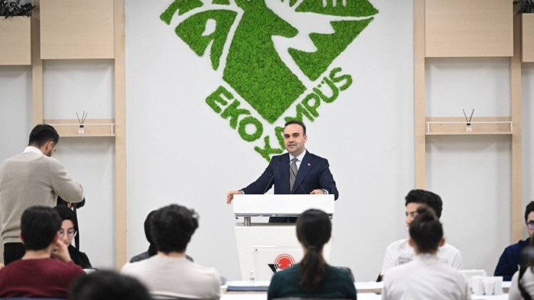 Bakan Kacır, ilk iftarını TÜBİTAK Fen Lisesi öğrencileriyle yaptı