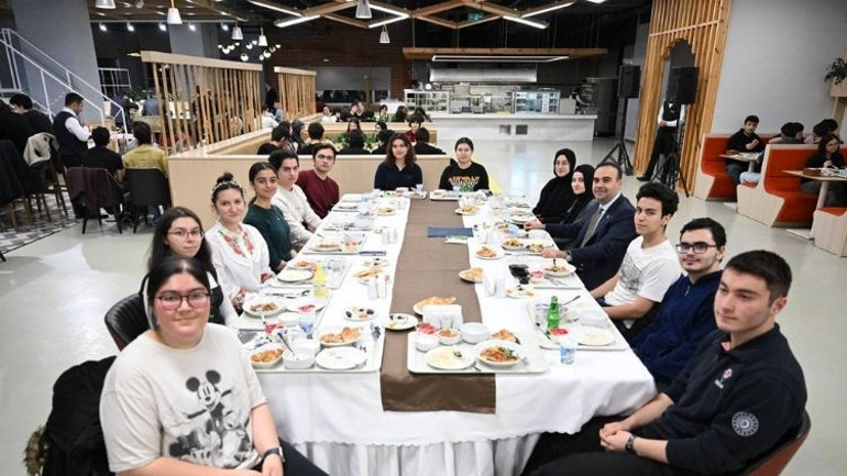 Bakan Kacır, ilk iftarını TÜBİTAK Fen Lisesi öğrencileriyle yaptı
