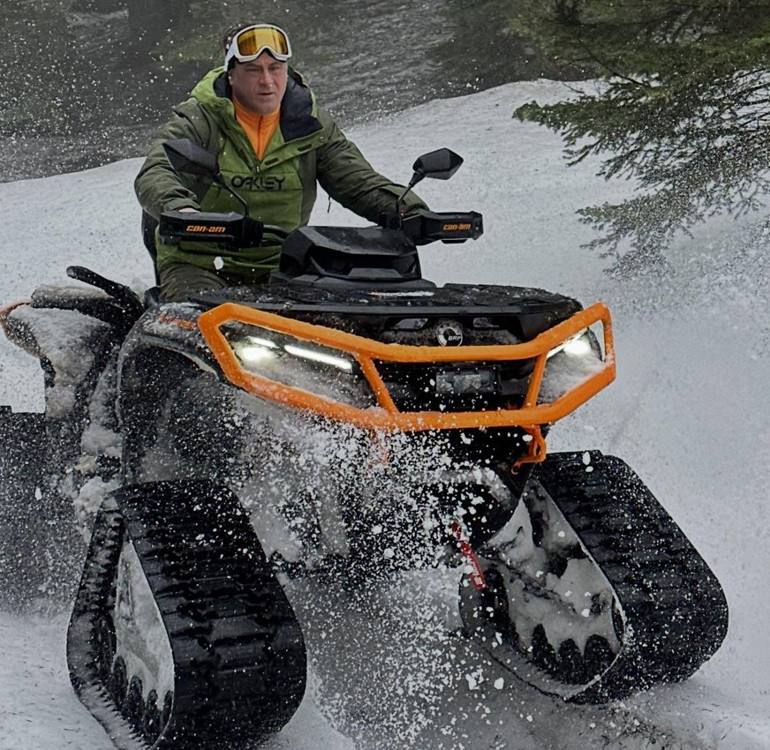 Off-road tutkusu engel tanımıyor... Ünlü oyuncu zorlu parkurlarda