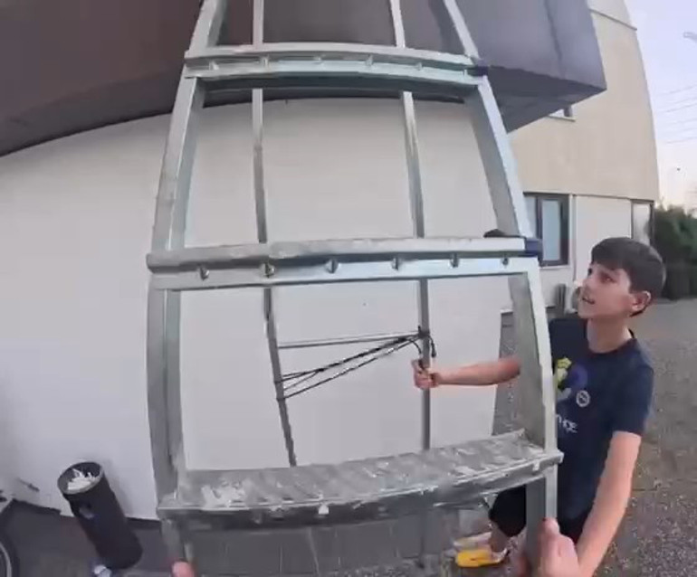 Sipariş getiren kurye mahsur kalan çocuğu kurtardı