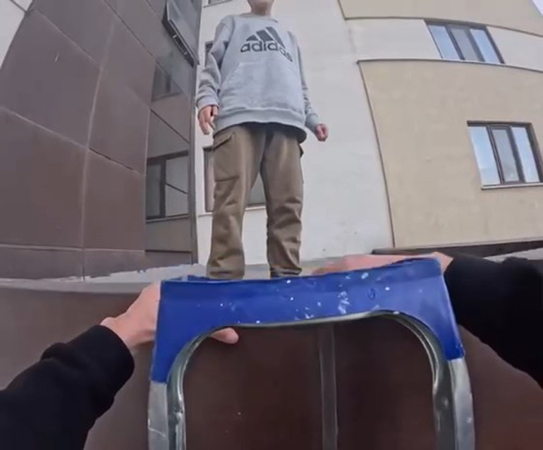 Sipariş getiren kurye mahsur kalan çocuğu kurtardı