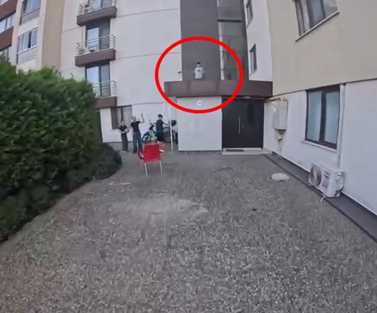 Sipariş getiren kurye mahsur kalan çocuğu kurtardı