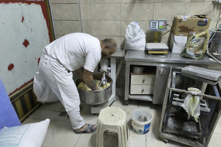 İmalathanede skandal görüntü Ayakla hamur çiğnenen işletme mühürlendi