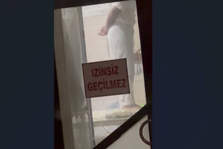 İmalathanede skandal görüntü Ayakla hamur çiğnenen işletme mühürlendi