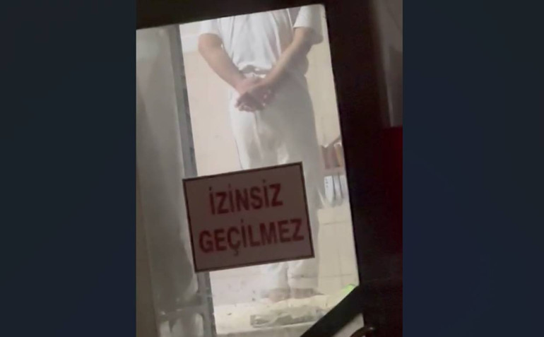 İmalathanede skandal görüntü Ayakla hamur çiğnenen işletme mühürlendi