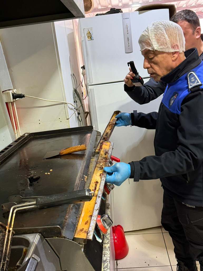 İmalathanede skandal görüntü Ayakla hamur çiğnenen işletme mühürlendi