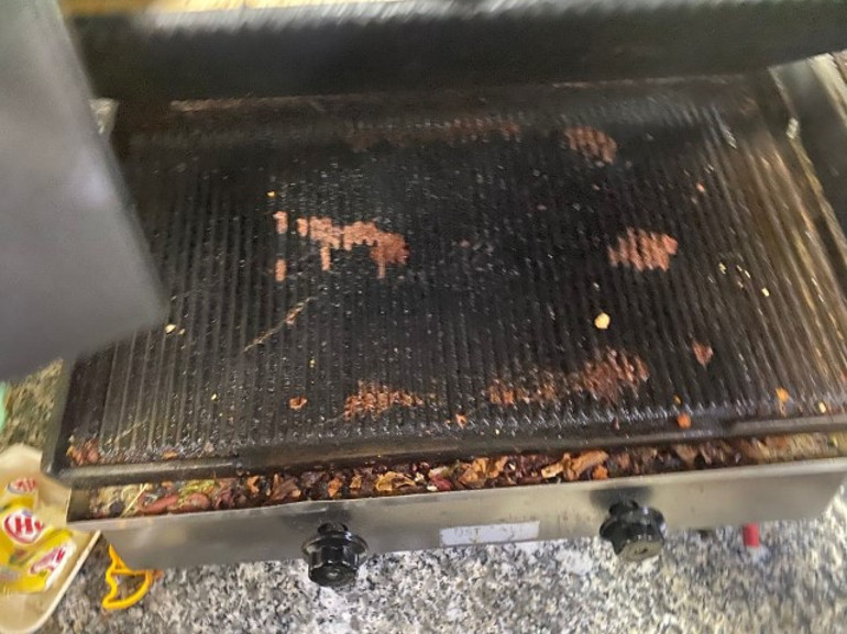 İmalathanede skandal görüntü Ayakla hamur çiğnenen işletme mühürlendi