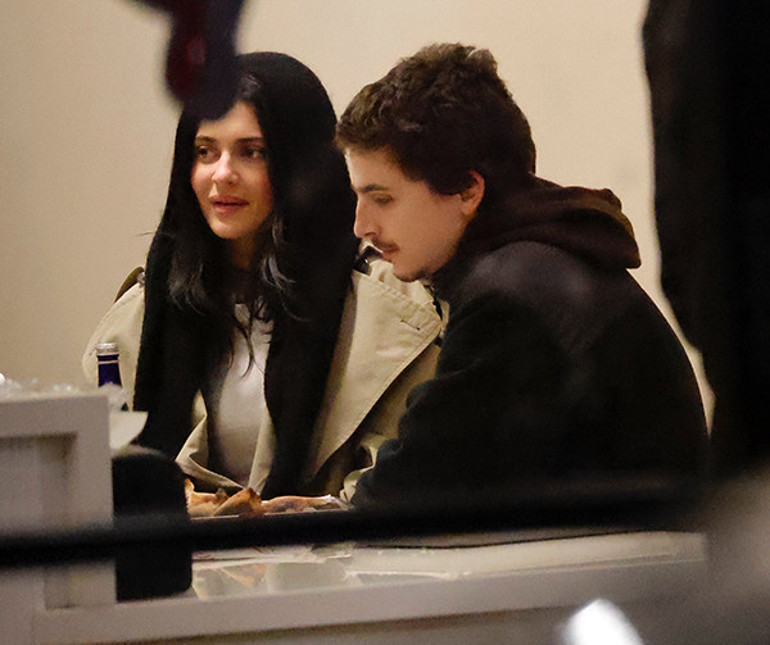 Genç aşıklar rahat etmek için restoranı kapattı… Onlar içeri girdi, kapılar kilitlendi