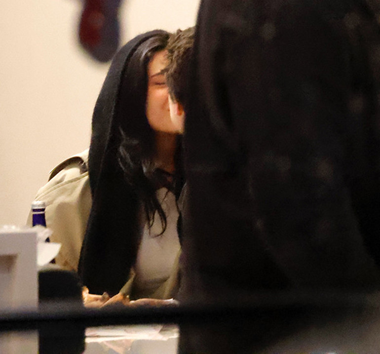 Genç aşıklar rahat etmek için restoranı kapattı… Onlar içeri girdi, kapılar kilitlendi