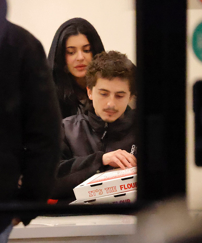 Genç aşıklar rahat etmek için restoranı kapattı… Onlar içeri girdi, kapılar kilitlendi