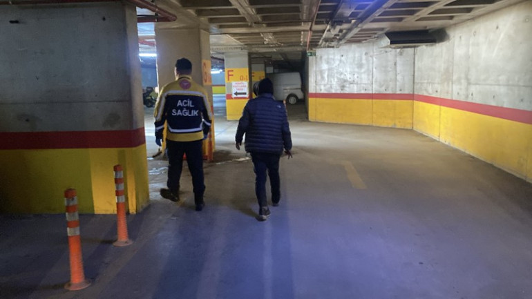 Kapıyı açan vatandaş şok oldu: Tuvalette uyurken buldular