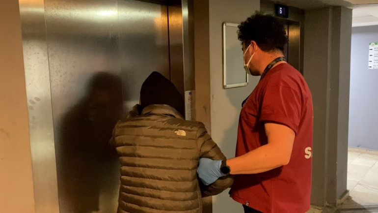 Kapıyı açan vatandaş şok oldu: Tuvalette uyurken buldular