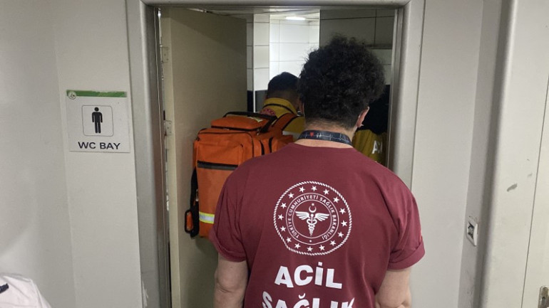 Kapıyı açan vatandaş şok oldu: Tuvalette uyurken buldular