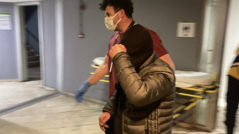 Kapıyı açan vatandaş şok oldu: Tuvalette uyurken buldular