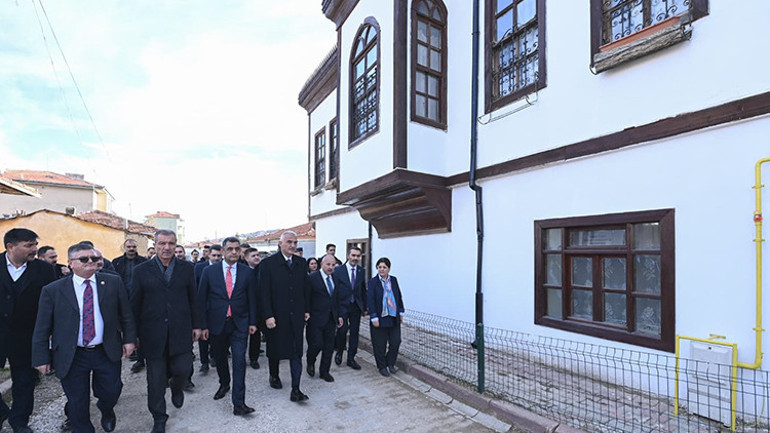 Bakan Ersoy vatandaşlarla yürüdü, ev sofrasında iftar açtı