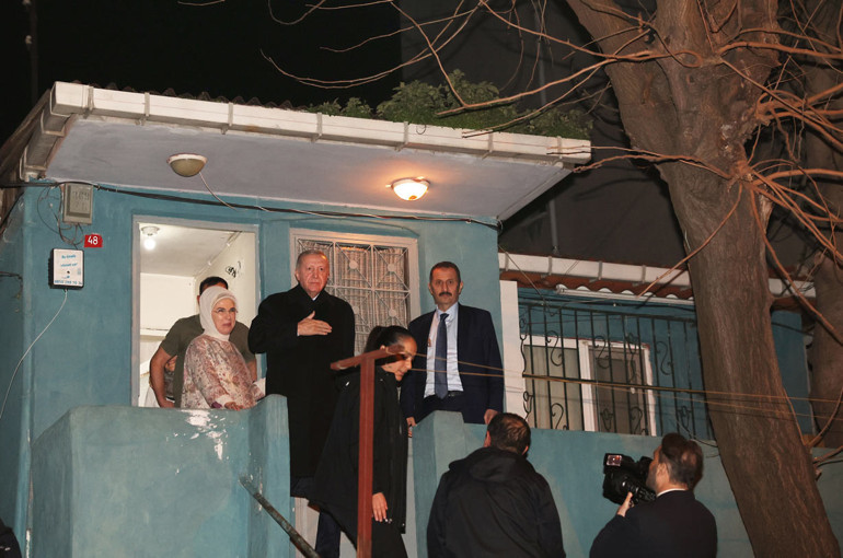 Cumhurbaşkanı Erdoğan, İstanbulda Kayacık ailesinin iftar sofrasına konuk oldu