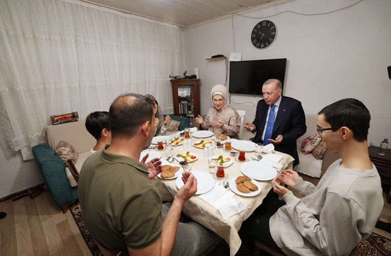 Cumhurbaşkanı Erdoğan, İstanbulda Kayacık ailesinin iftar sofrasına konuk oldu