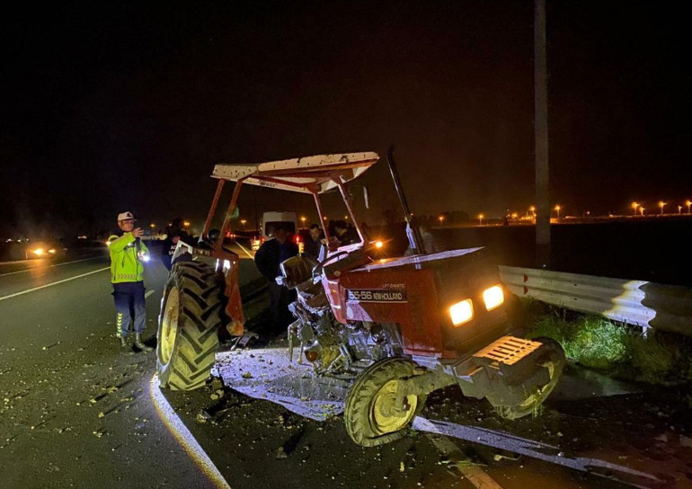Adana'da otomobille traktör çarpıştı: 1'i ağır 6 kişi yaralandı - Son Dakika Haberler