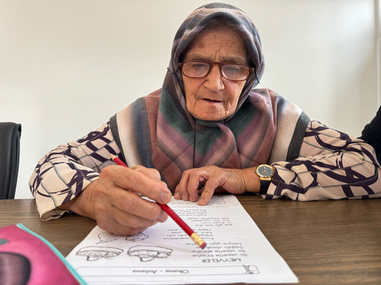 80’inden sonra okuma yazma öğrendi