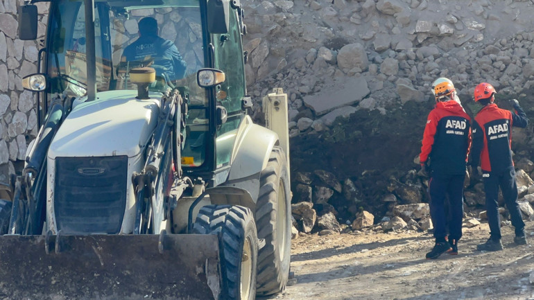 Niğde Kalesinin istinat duvarı aşırı yağış nedeniyle çöktü