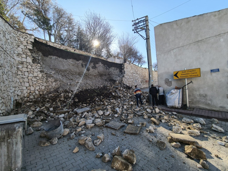 Niğde Kalesinin istinat duvarı aşırı yağış nedeniyle çöktü