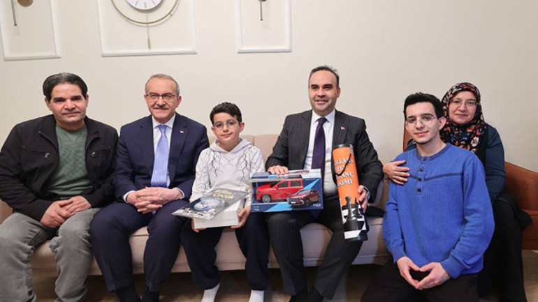 Bakan Kacır, depremzede ailenin iftar sofrasına konuk oldu Bakandan sürpriz telefon