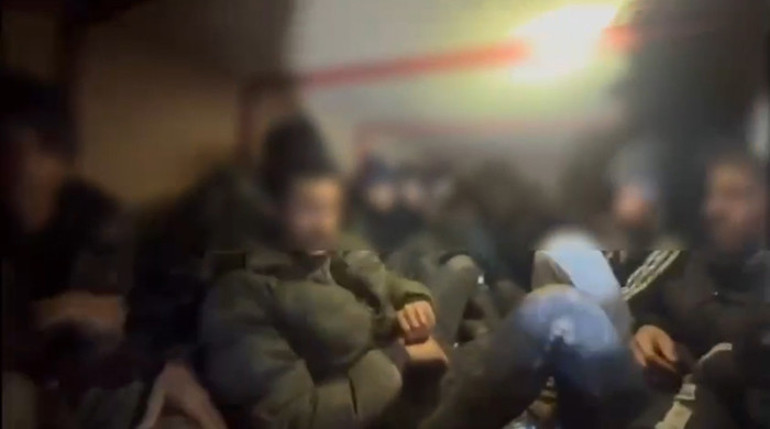 Hayvan dışkısı ile kamufle ettiler: 19 kaçak göçmen çıktı
