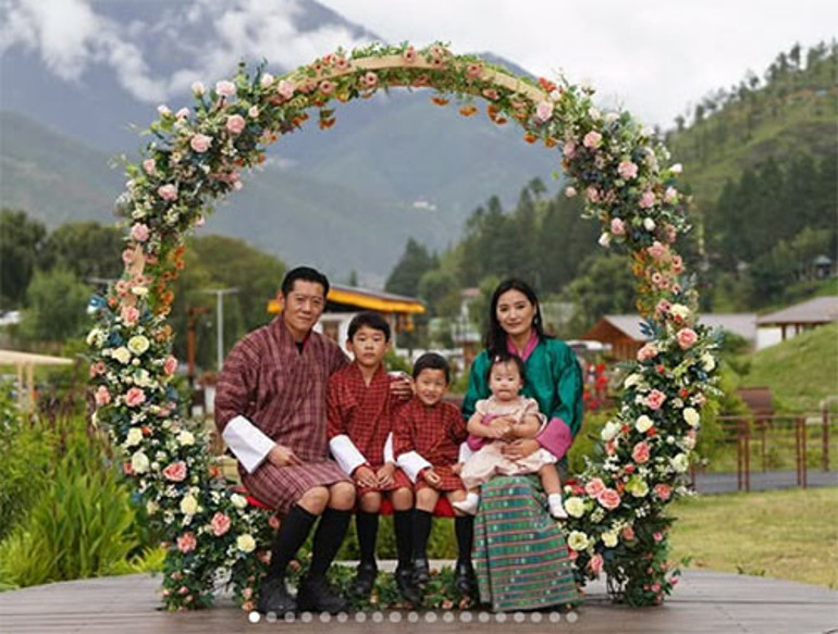 Aynı anda istediği kadar çok kadınla evlenebilirdi... Aşk uğruna bir ülkenin geleneğini tarihe gömdü... Karısından başka kimseyi sevmedi