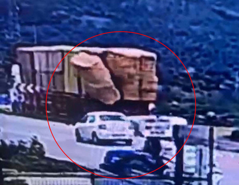 İzmirde feci ölüm TIRdan düşen saman balyalarının altında kaldı