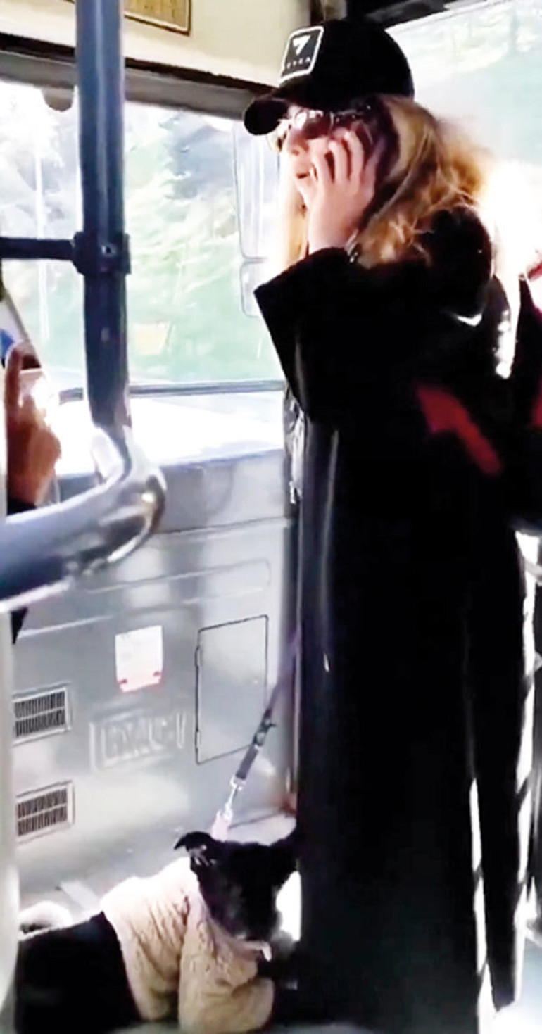 Yanındaki köpeğe acıdım