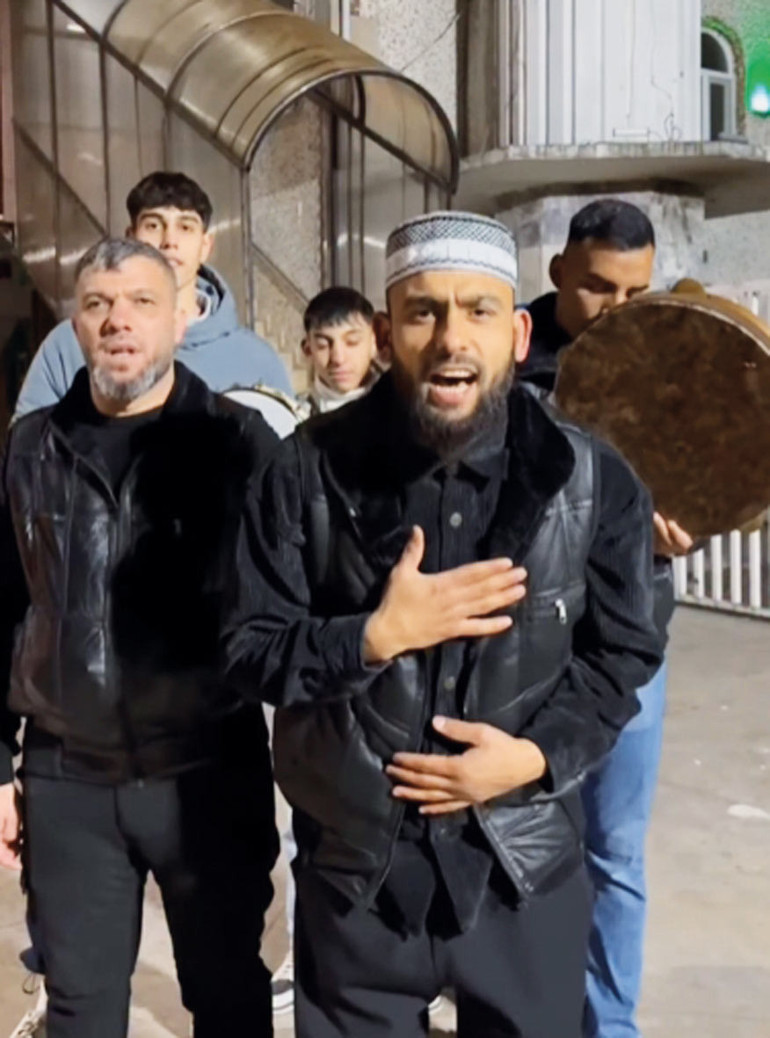 Yanındaki köpeğe acıdım