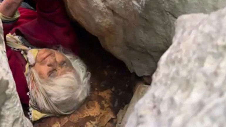 Kayalık bölgede 5 metrelik yarığa düşen yaşlı kadın 24 saat sonra kurtarıldı