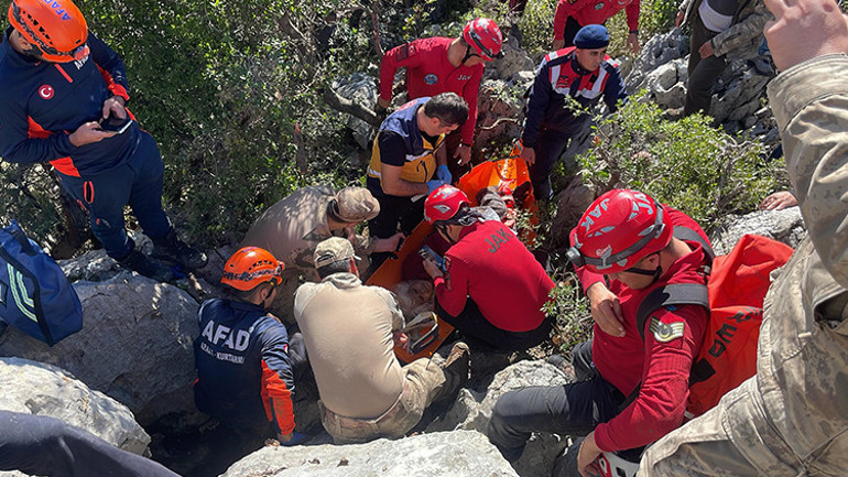 Kayalık bölgede 5 metrelik yarığa düşen yaşlı kadın 24 saat sonra kurtarıldı
