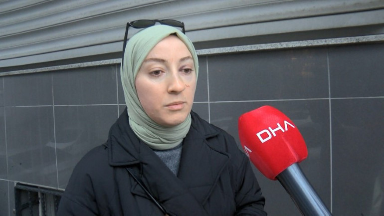 Sen misin o anları kayda alan Evinin önündeki olayı görüntüleyen kadını feci şekilde darbettiler