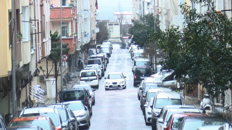 Sen misin o anları kayda alan Evinin önündeki olayı görüntüleyen kadını feci şekilde darbettiler