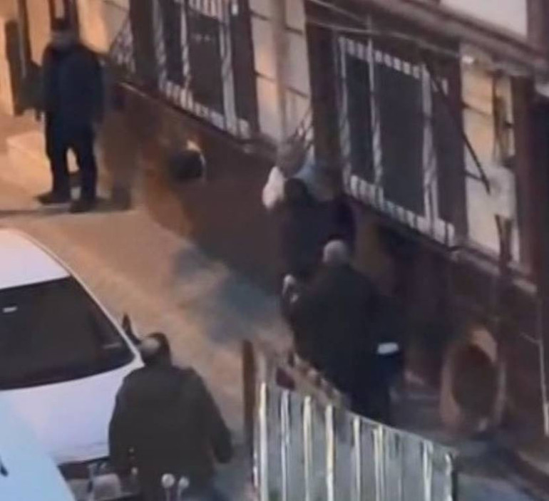 Sen misin o anları kayda alan Evinin önündeki olayı görüntüleyen kadını feci şekilde darbettiler