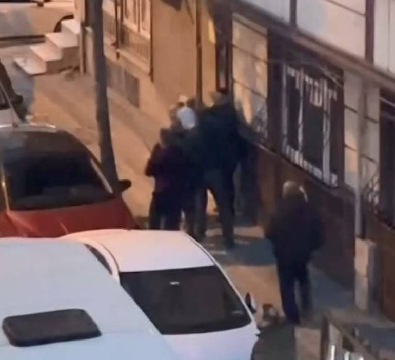 Sen misin o anları kayda alan Evinin önündeki olayı görüntüleyen kadını feci şekilde darbettiler