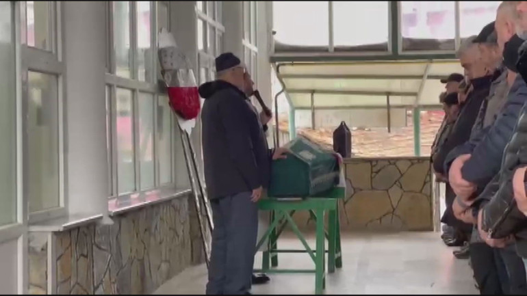 Çatalcada durakta gördüğü eşini başından silahla vurarak öldürdü