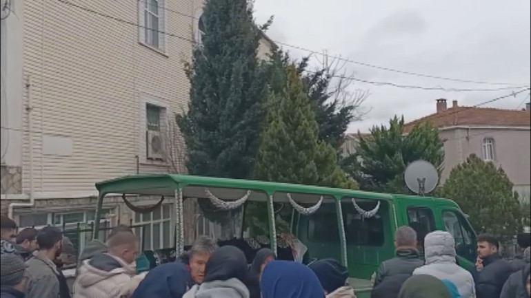 Çatalcada durakta gördüğü eşini başından silahla vurarak öldürdü