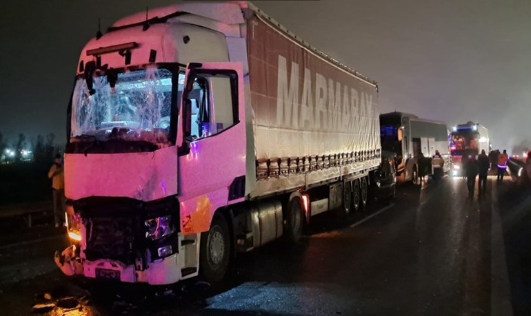 16 aracın karıştığı kazada 6 yaralı