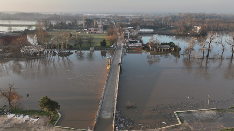 Kırmızı uyarı koduyla izlenen Meriç Nehrinin debisi artıyor Çok sayıda ekip sevk edildi