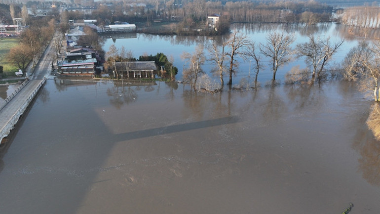 Kırmızı uyarı koduyla izlenen Meriç Nehrinin debisi artıyor Çok sayıda ekip sevk edildi