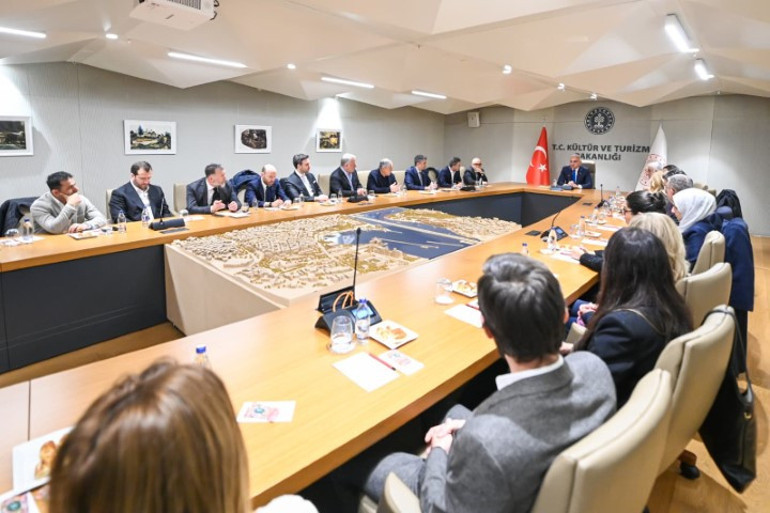 Türk dizilerine dev destek programı: Bakan Ersoy detayları sektör temsilcileriyle paylaştı